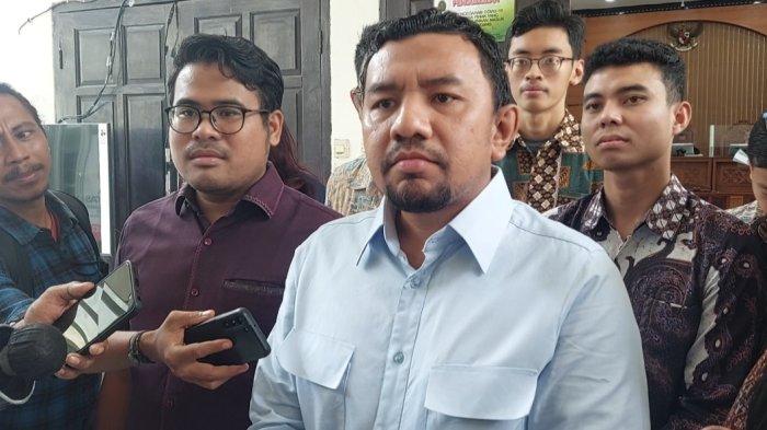 Kuasa hukum Dito Mahendra, Pahrur Dalimunthe usai mendampingi kliennya menjalani sidang vonis kasus kepemilikan senjata api ilegal di Pengadilan Negeri Jakarta Selatan, Kamis (4/4/2024).