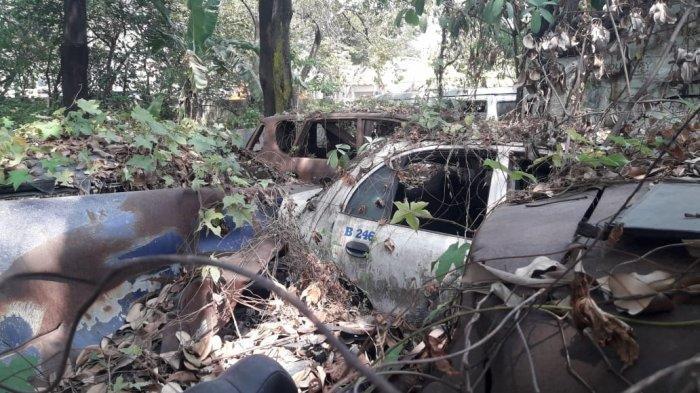 Bangkai Kendaraan Bekas Kecelakaan Menumpuk di Lahan Dekat Pintu Tol, Barang-barang Korban Masih Ada