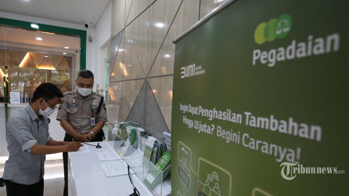 Karyawan melayani nasabah di salah satu kantor cabang Pegadaian di Jakarta, Kamis (10/2/2022). Pegadaian mencatatkan laba hingga Rp 2,42 triliun pada akhir periode 2021, naik 20 persen (year-on-year/yoy) ketimbang periode sebelumnya senilai Rp 2,02 triliun. TRIBUNNEWS/IRWAN RISMAWAN
