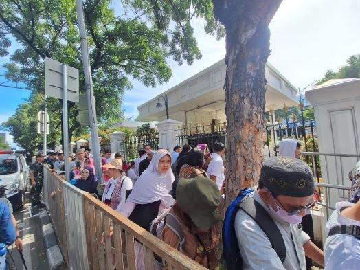 OPEN HOUSE ISTANA - Ratusan warga mengantre di depan Istana Negara, Jakarta Pusat, Senin (31/3/2025), atau pada Hari Raya Idul Fitri 1446 Hijriah. (Fersianus Waku)