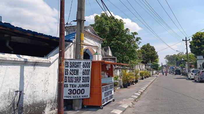 ES ASAM - Potret lapak pedagang es asam jawa di sekitar Nysen Keraton Kasunanan Surakarta, Rabu (23/07/2025)