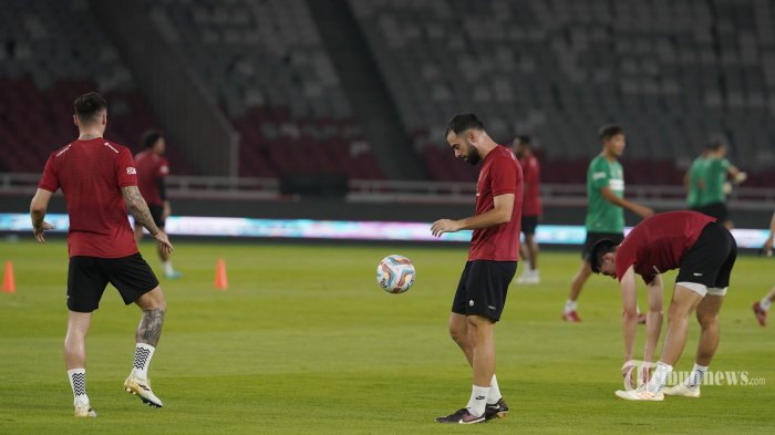 Pemain Timnas Indonesia berlatih di Stadion Utama Gelora Bung Karno (SUGBK), Jakarta, Minggu (18/6/2023). Latihan terakhir dilakukan menjelang FIFA Matchday melawan Timnas Argentina pada Senin (19/6/2023). TRIBUNNEWS/HERUDIN