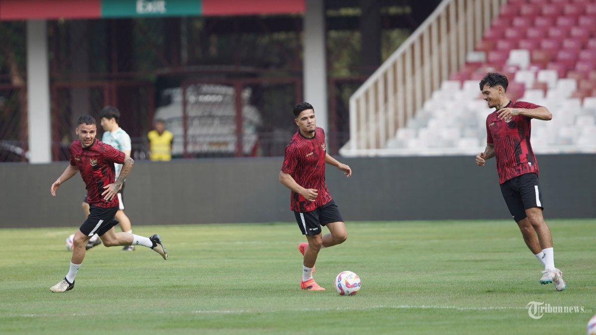 Pesepak bola Timnas Indonesia Ragnar Oratmangoen (tengah), Shayne Pattynama (kanan, dan Calvin Verdonk saat latihan di Stadion Utama Gelora Bung Karno (SUGBK), Jakarta, Rabu (5/6/2024). Timnas Indonesia melakukan latihan menjelang pertandingan kualifikasi Piala Dunia zona Asia melawan Irak pada Kamis (6/6/2024) besok. TRIBUNNEWS/HERUDIN