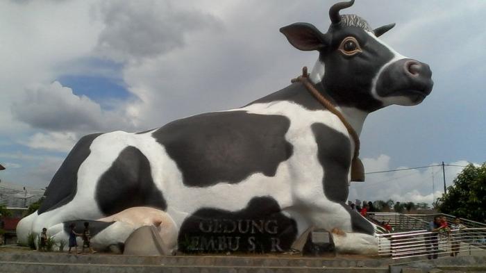 PATUNG SAPI BOYOLALI - Gedung Lembu Suro di kompleks Terpadu Perkantoran Kabupaten Boyolali di Kemiri, Mojosongo, Maret 2016. 
