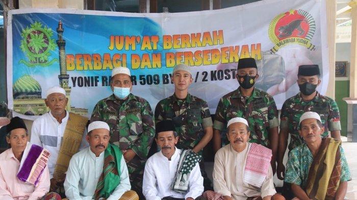 Lettu Muhammad Fardana (tengah memakai peci abu-abu)