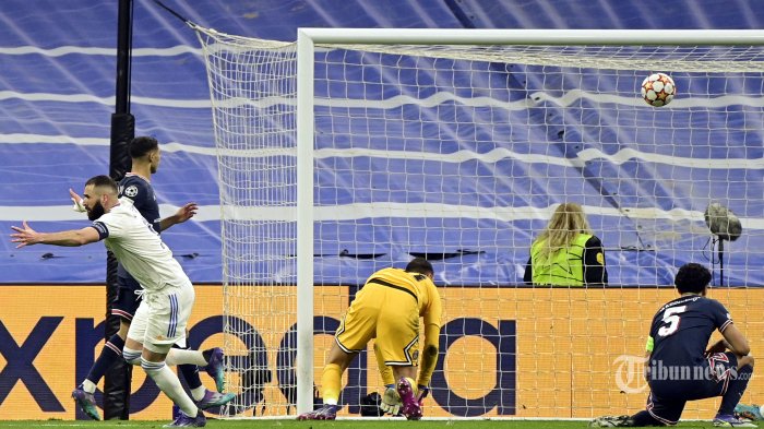 Striker Real Madrid asal Prancis, Karim Benzema (kiri) melakukan selebrasi usai mencetak gol dalam laga leg kedua babak 16 besar Liga Champions antara Real Madrid melawan Paris Saint-Germain (PSG) di Stadion Santiago Bernabeu, Madrid, Spanyol, Kamis (10/3/2022) dini hari WIB. Karim Benzema mencetak hattrick, Real Madrid menang 3-1 (0-1) dan melaju ke babak perempat final setelah unggul agregat 3-2 atas PSG. AFP/JAVIER SORIANO