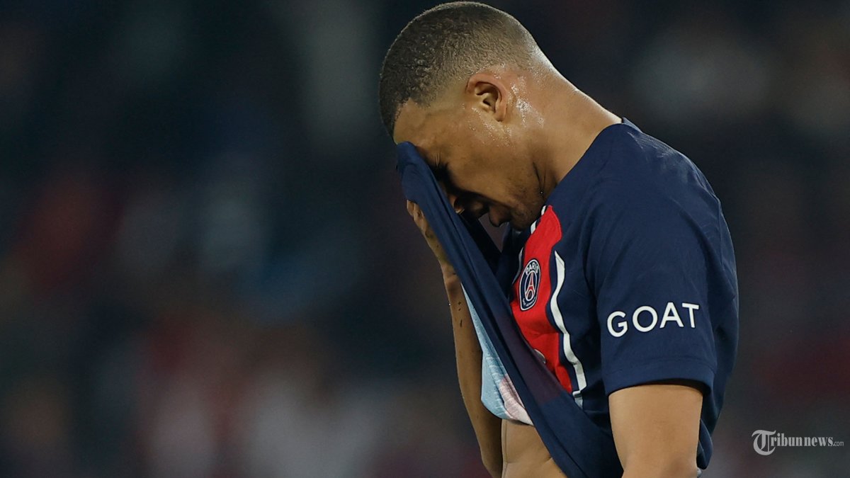 EKSPRESI MBAPPE -  Penyerang Paris Saint-Germain asal Prancis Kylian Mbappe melakukan reatc di akhir pertandingan sepak bola leg kedua semifinal Liga Champions UEFA antara Paris Saint-Germain (PSG) dan Borussia Dortmund, di stadion Parc des Princes di Paris pada 7 Mei 2024. (Photo by Odd ANDERSEN / AFP)
