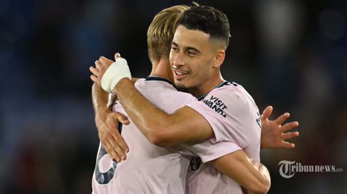Gelandang Arsenal asal Norwegia, Martin Odegaard (kiri) berpelukan dengan gelandang Arsenal asal Brasil, Gabriel Martinelli saat melakukan selebrasi usai laga pembuka Liga Inggris 2022/2023 antara Crystal Palace melawan Arsenal di Selhurst Park, London selatan, Sabtu (6/8/2022) dini hari WIB. Arsenal memenangi pertandingan dengan skor 2-0 (1-0). AFP/JUSTIN TALLIS