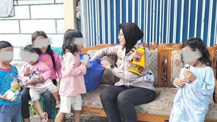 YATIM PIATU - Petugas Satlantas Polresta Banyumas sedang berbincang dengan lima anak belia yang kini tanpa orang tua karena tewas kecelakaan, Kamis (17/7/2025). Di sana, polisi juga memberikan bantuan duka cita atas musibah kecelakaan yang terjadi pada Rabu (16/7/2025).