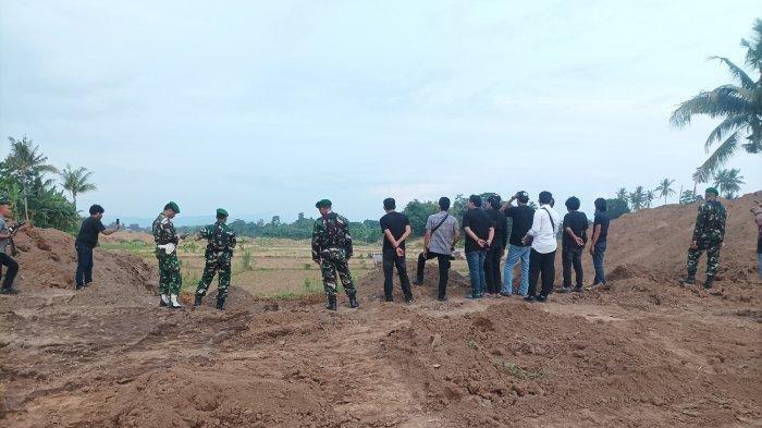 RAZIA TAMBANG ILEGAL - Polres Gowa bersama Kodim 1409 menggerebek diduga tambang ilegal galian c pasir di Giring-giring Kecamatan Bontonompo, Kabupaten Gowa, Sulawesi Selatan, pada Senin (19/5/2025).