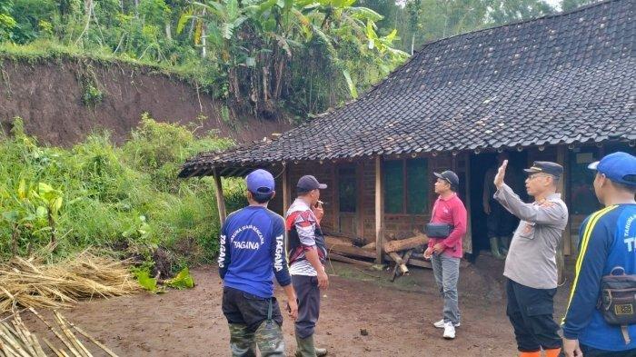 LONGSOR PONOROGO - Kapolsek Sambit, AKP Baderi saat mengecek lokasi tanah longsor di Desa Jrakah, Kecamatan Sambit, Kabupaten Ponorogo, Jawa Timur, pada Jumat (16/5/2025). Sedikitnya 11 rumah tertimpa longsor di Desa Jrakah.