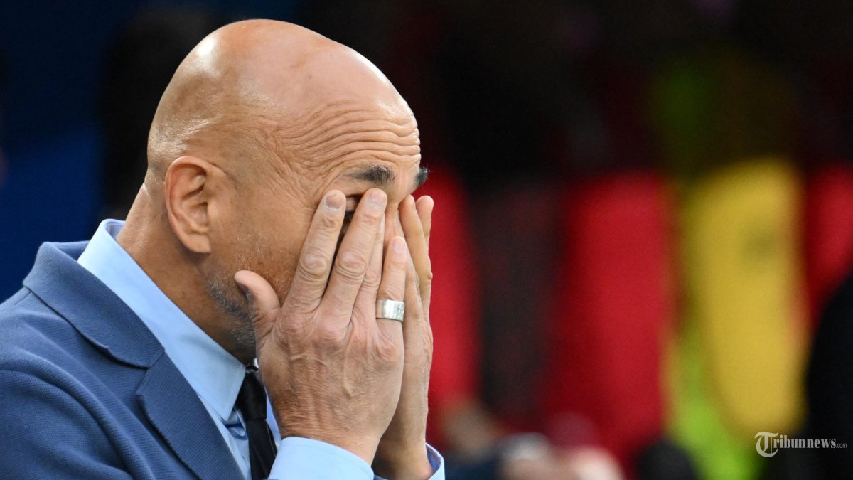 Pelatih kepala Italia Luciano Spalletti memberi isyarat selama pertandingan sepak bola Grup B UEFA Euro 2024 antara Italia dan Albania di Stadion BVB di Dortmund pada (15 Juni 2024). (Alberto PIZZOLI / AFP)