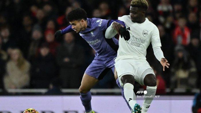 Gelandang Liverpool #07 Luis Diaz (Kiri) bersaing dengan pemain Arsenal #07 Bukayo Saka (kanan) selama pertandingan sepak bola putaran ketiga Piala FA Inggris di Stadion Emirates, pada 7 Januari 2024. Ben Stansall
/ AFP