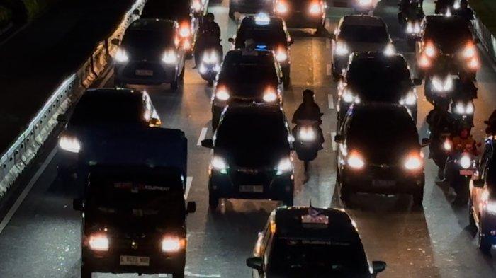 JAKARTA MACET - Kendaraan terjebak di Jalan Sudirman arah Senayan, Rabu (28/5/2025). Kemacetan ini terjadi jelang libur panjang pekan ini.