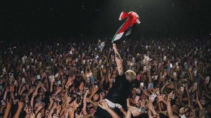 Macklemore membawa bendera Palestina saat konsernya di Selandia Baru, beberapa waktu lalu.