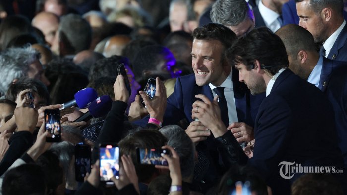 Presiden Prancis dan kandidat partai La Republique en Marche (LREM) untuk pemilihan ulang Emmanuel Macron merayakan kemenangannya dalam pemilihan presiden Prancis, di Champ de Mars di Paris, pada 24 April 2022.
 (Photo by Thomas COEX / AFP)
