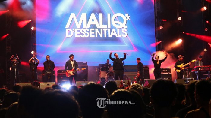 Aksi panggung Maliq & D'Essentials pukau ribuan penonton gelaran Pucuk Cool Jam 2020 Make The Journey Louder, ajang Festival Pentas Seni dan kreativitas yang memfasilitasi potensi, minat dan talenta insan muda kreatif di bidang seni, berlangsung di Kota Yogyakarta bertempat di Lapangan Mandala Krida pada tanggal 1 Februari 2020.