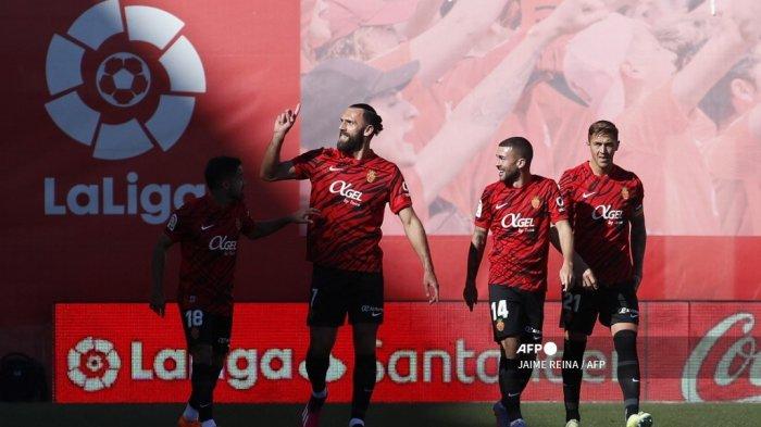 Penyerang Mallorca Kosovar Vedat Muriqi (2L) merayakan setelah gol yang tidak disengaja oleh bek Real Madrid Spanyol Nacho Fernandez selama pertandingan sepak bola Liga Spanyol antara RCD Mallorca dan Real Madrid di stadion Visit Mallorca di Palma de Mallorca pada 5 Februari 2023.
