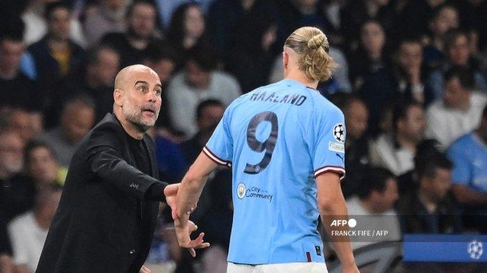 Manajer Spanyol Manchester City Pep Guardiola berbicara dengan striker Norwegia Manchester City # 9 Erling Haaland selama pertandingan sepak bola final Liga Champions UEFA antara Inter Milan dan Manchester City di Stadion Olimpiade Ataturk di Istanbul, pada 10 Juni 2023.