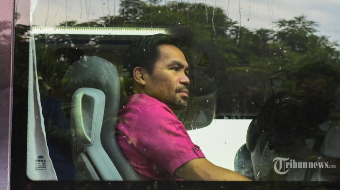 Ikon tinju dan senator Filipina Manny Pacquiao tiba di bus untuk mengajukan sertifikat pencalonannya sebagai presiden Filipina di Manila pada 1 Oktober 2021. AFP/Maria Tan