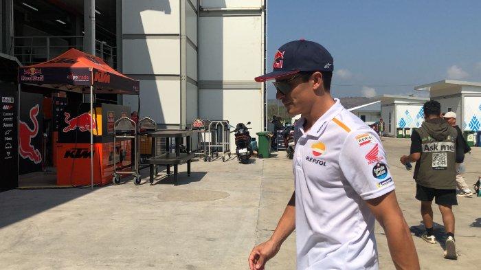 MARC MARQUEZ BERJALAN - Marc Marquez berjalan menuju paddock Repsol Honda setelah melayani penggemar untuk foto bersama sebelum mengikuti FP1 MotoGP Mandalika 2023, Jumat (13/10/2023).