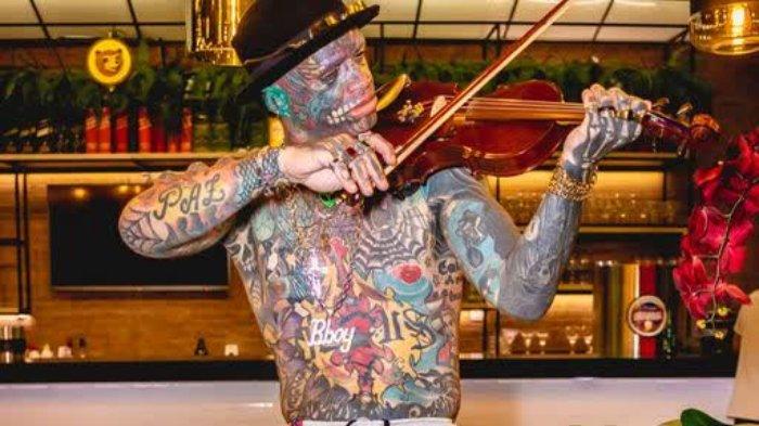Marcelo 'B-Boy' De Souza, seniman tato asal Brasil yang mengoperasi tangannya agar seperti alien