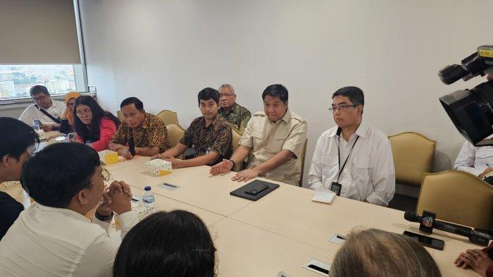 KELUHAN KONSUMEN MEIKARTA - Menteri Perumahan dan Kawasan Permukiman (PKP) Maruarar Sirait menemui konsumen Meikarta pada Senin (21/4/2025). Terkait keluhan konsumen Apartemen Meikarta selama ini, Kementerian PKP memberikan waktu 4 bulan kepada pengembang PT Mahkota Sentosa Utama untuk memenuhi hak para konsumen.