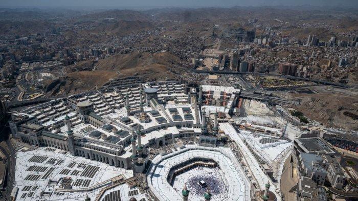 MENUJU PUNCAK HAJI 2025 - Jemaah haji dari seluruh dunia mulai memadati area Masjidil Haram menyusul kian dekatnya puncak haji di Armuzna.