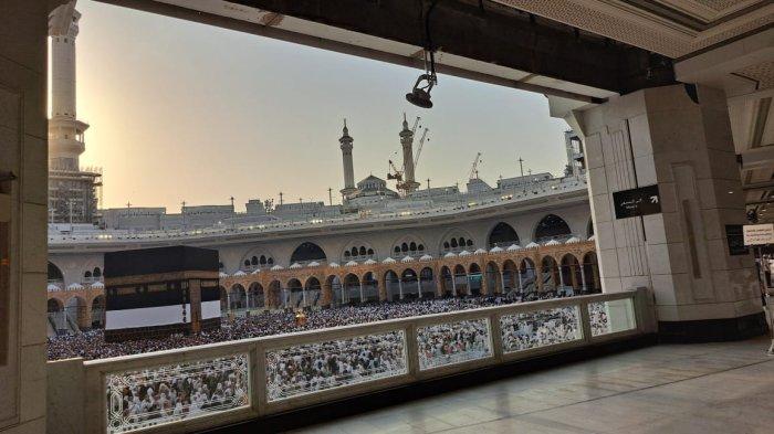 Kota Makkah Arab Saudi semakin hari makin padat. Jutaan umat muslim dari berbagai penjuru dunia terkonsentarsi di Masjdiil Haram jelang puncak haji.