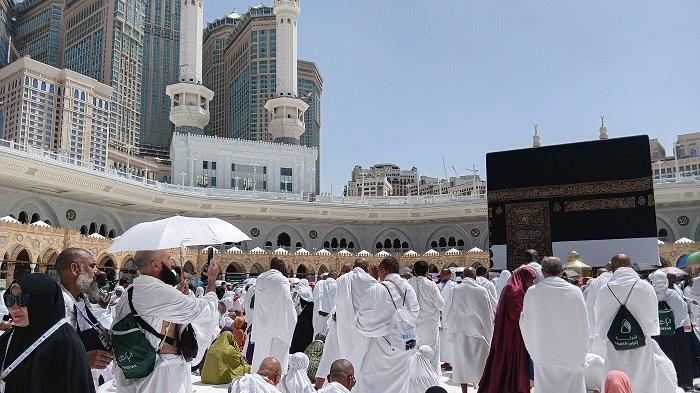 MASJIDIL HARAM PADAT - Suasana Masjidil Haram dipenuhi jemaah haji yang melaksanakan ibadah umrah, Senin (26/5/2025) siang hingga malam hari.