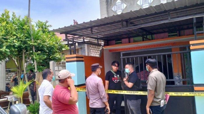 PENYELIDIKAN - Pertugas saat melakukan penyelidikan di rumah S (52) wanita yang ditemukan meninggal dunia di kolong ranjang  pada Selasa (18/2/2025). Hal ini dilakukan guna mengetahui penyebab kematian dan mengetahui keberadaan MK (52).