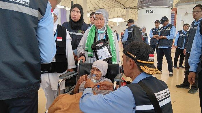 JEMAAH HAJI TERTUA - Mbah Sumbuk, jemaah haji tertua tahun 2025 yang tergabung dalam Kloter JKS 33 saat menginjakkan kaki di Bandara King Abdul Aziz Jeddah, Minggu (18/5/2025) pagi Waktu Arab Saudi (WAS).