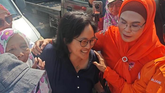 ABOLISI TOM LEMBONG - Istri Tom Lembong, Franciska Wihardja sambangi Rutan Cipinang Jakarta Timur pada Jumat (1/8/2025). Kedatangannya itu langsung disambut pendukung suaminya.