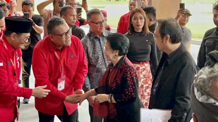 BIMTEK PDIP - Ketua Umum DPP PDI Perjuangan (PDIP) Megawati Soekarnoputri bersama Ketua DPP PDIP sekaligus putranya, yakni M. Prananda Prabowo tiba di lokasi Bimtek bagi anggota Fraksi PDIP se-Indonesia di Bali Beach Convention Center, Sanur, Denpasar, Bali pada Rabu (30/7/2025).