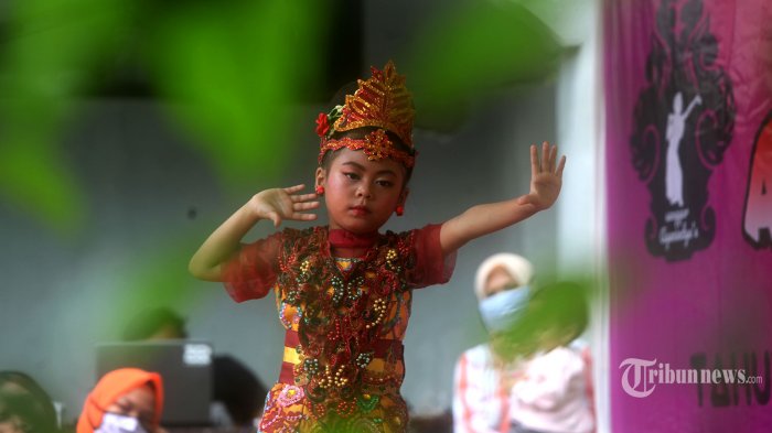 Sejumlah anak-anak usia sekolah yang tergabung pada Sanggar Tari Ayunindya's, Cipaheut Kidul RT 02 RW 03, berusaha menampilkan Tari Jaipong.