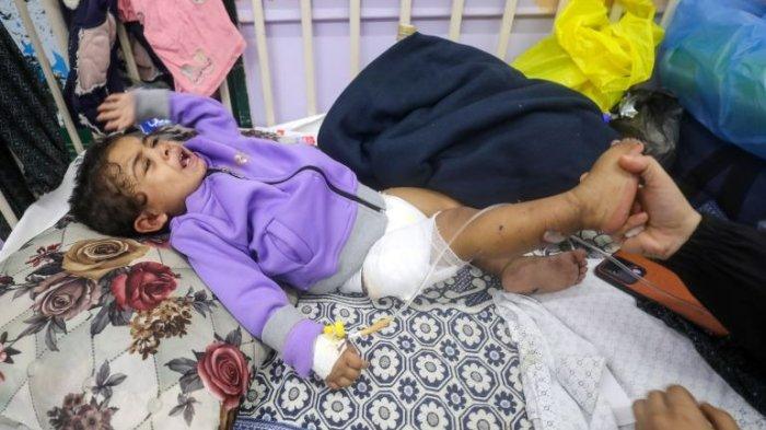 Melissa, yang baru saja belajar berjalan, kini lumpuh