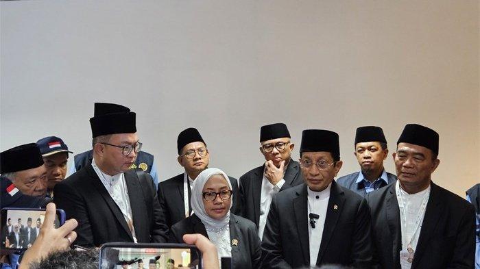 IMBAUAN MENAG - Menteri Agama RI Nasaruddin Umar di Kantor Daker Bandara sesaat setelah mendarat di Bandara Internasional King Abdulaziz Jeddah, Arab Saudi, Kamis (29/5/2025) malam Waktu Arab Saudi. Menag mengimBau kepada seluruh jemaah haji Indonesia untuk terus mempertahankan prestasi dan reputasi sebagai jemaah yang baik.
