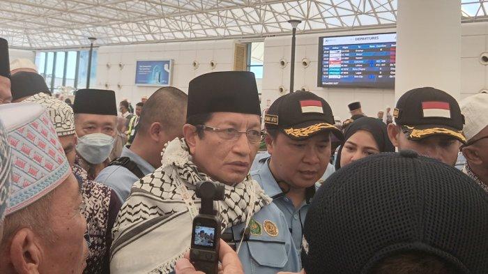 MENAG SAPA JEMAAH - Menteri Agama RI Nasaruddin Umar menyapa jemaah haji Kloter JKS 9 di Bandara Internasional King Abdulaziz, Jeddah, Arab Saudi. Jemaah Kloter JKS 9 dijadwalkan take off menuju Tanah Air, Minggu (15/6/2025) sore.