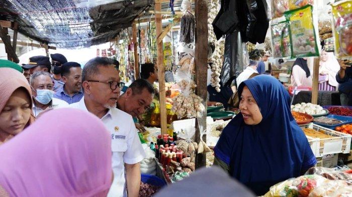 Tinjau Harga Bahan Pokok di Pasar Seketeng Sumbawa, Mendag Zulkifli Hasan: Harga Relatif Stabil