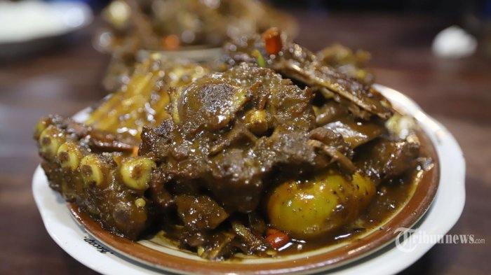 Menu Tengkleng Rica yang menjadi favorit pengunjung di warung Sate dan Tengkleng Rica Pak Manto, Solo, Jawa Tengah, Jumat (29/4/2022) malam. Warung Sate dan Tengkleng Rica Pak Manto menjadi kuliner legendaris yang wajib dikunjungi saat berada di kota Solo. Tribunnews/Jeprima