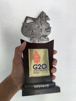 Merchandise G20 karya produk UMKM Suryo Art