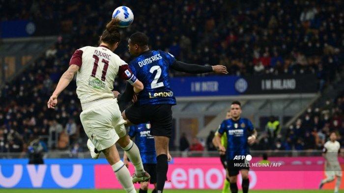 Penyerang Salernitana asal Bosnia Milan Djuric (kiri) menyundul bola di sebelah bek Inter Milan Belanda Denzel Dumfries (tengah) selama pertandingan sepak bola Serie A Italia antara Inter Milan dan Salernitana di Stadion Giuseppe Meazza (juga disebut San Siro), di Milan, pada 4 Maret 2022.