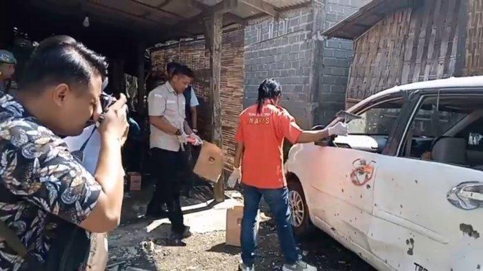 MOBIL TERKENA LEDAKAN - Personel Unit Inafis Satreskrim Polres Tulungagung Jawa Timur melakukan olah TKP di mobil Daihatsu Xenia yang rusak terkena ledakan petasan yang jatuh dari balon udara di Dusun Bacang, Desa Gandong, Kecamatan Bandung, Kabupaten Tulungagung, Jawa Timur, Rabu (2/4/2025) pagi. Orangtua tujuh anak terduga pelaku penerbang balon udara berisi mercon yang sebabkan kerusakan rumah dan mobil di Tulungagung siap bertanggungjawab ganti rugi, Rabu (2/3/2025). (TribunJatim.com/David Yohanes)