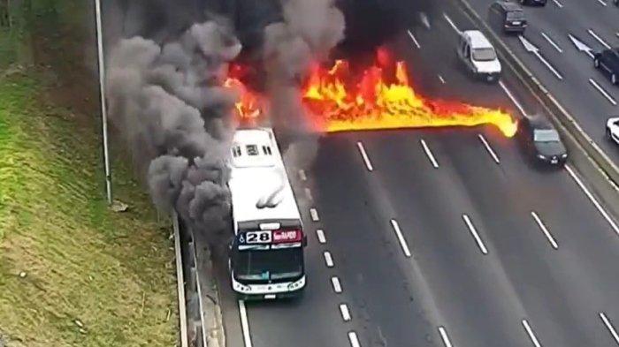 Bus Terbakar di Argentina, Penumpang Melarikan Diri tapi Mobil-mobil Nekat Terobos Api