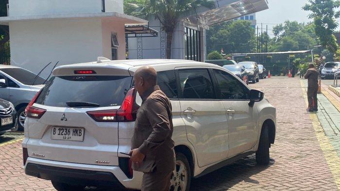 MOBIL NIKITA DISITA - Wujud mobil SUV Mitsubisi Xpander Nikita Mirzaninyang disita sebagai barang bukti kasus dugaan pengancaman dan pemerasan telah tiba di Kejaksaan Negeri Jakarta Selatan, Kamis (5/6/2025).