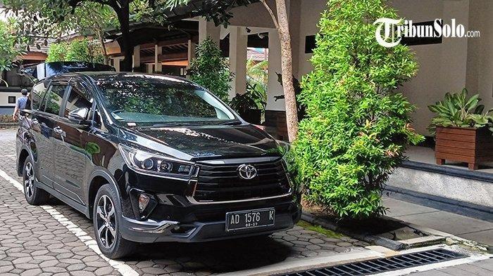Mobil yang mengantar Wali Kota Solo, Gibran Rakabuming Raka saat ngantor