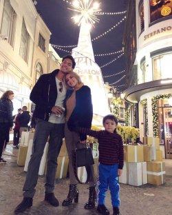 Momen malam natal Jessica Iskandar, Richard Kyle, dan El Barrack berfoto bersama di Rodeo Drive.