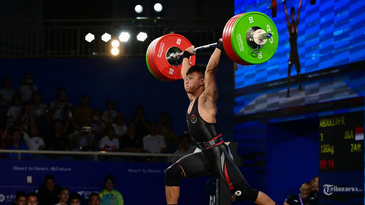 Rahmat Erwin Abdullah dari Indonesia berkompetisi dalam kompetisi angkat besi grup A 73kg putra pada Asian Games 2022 di Hangzhou, di provinsi Zhejiang timur Tiongkok pada 3 Oktober 2023. (Photo by Ishara S. KODIKARA / AFP)