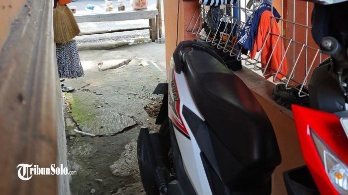 MAHASISWI UNS - Motor milik seorang mahasiswi UNS berinisial X yang terjun ke Bengawan Solo, Selasa (1/7/2025). Motor tersebut ditinggalkan korban sebelum diduga mengakhiri hidup. Korban pernah disarankan mengambil cuti kuliah selama tiga bulan oleh dosennya, tapi ditolak karena tak mau dikasihani.