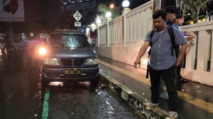 LOKASI PARKIR - Anza Suseno saat menunjukkan lokasi parkir sepeda motornya yang hilang di depan Mapolres Sukabumi Kota pada Rabu (14/5/2025) malam.